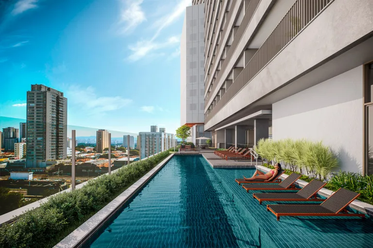 Piscina ao ar livre com deck molhado e solarium com espreguiçadeiras (Uso Residencial)